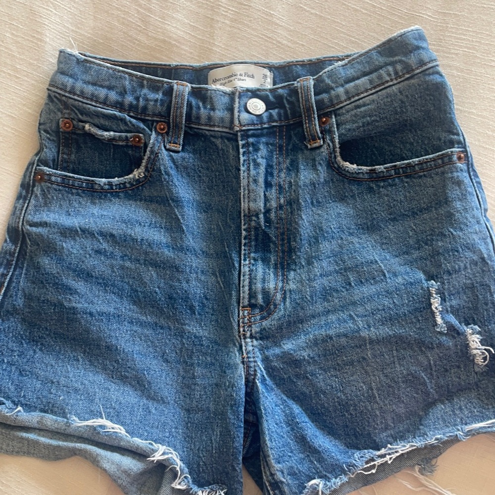 Abercrombie & Fitch High Rise 4 Inch Mom Shorts Medium ripped wash